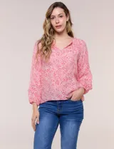 Blusa holgada de gasa liviana con estampado floral en tonos rosados y blancos. Presenta escote en V con muesca central y mangas largas abullonadas con inserción de puntilla y puños elastizados.