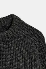 Jersey de punto perlado con cuello redondo y manga larga, con terminaciones en rib en cuello, puños y ruedo.