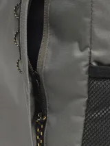 Mochila Caterpillar modelo Explorer Backpack, color gris con detalles en negro, bolsillos laterales de malla y compartimento principal con funda para computadora portátil.