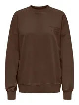 Buzo oversize de cuello redondo en color marrón chocolate, con hombros caídos, mangas largas y puños acanalados. Presenta una estampa tipográfica sutil en el pecho.