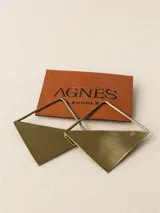 Aros colgantes con diseño geométrico en forma de triángulo, confeccionados en metal con acabado mate.