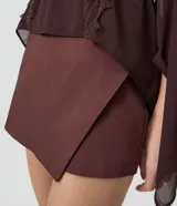 Short pollera corto color marrón de bengalina, con diseño cruzado en el frente, cierre invisible en la parte trasera y talle alto.