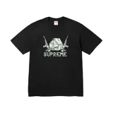 Remera negra de manga corta con estampado gráfico frontal que presenta una casa hecha de billetes y dos armas, con el logo de la marca debajo.