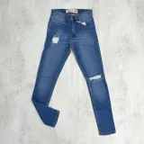 Pantalón de jean chupín color azul claro con roturas en ambas rodillas y en el muslo.