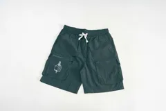 Bermuda negra confeccionada en nylon liviano, con cintura elastizada con cordón, bolsillos laterales y bolsillos cargo de perfil limpio.