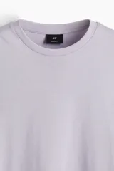 Remera de cuello redondo y manga corta, confeccionada en punto de algodón liviano con diseño liso y corte estándar.