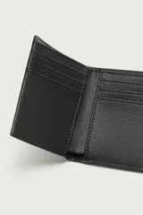 Tarjetero vertical de diseño minimalista con textura granulada. Cuenta con compartimento para billetes y múltiples ranuras para tarjetas.