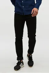 Jean skinny negro de tiro medio, con cierre de botón y cremallera, y bolsillos delanteros y traseros.