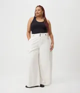 Pantalón cargo de sarga color blanco, corte palazzo amplio y fluido, con bolsillos laterales con solapa y cierre frontal con botones.