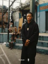Hoodie negro con capucha y bolsillo frontal tipo canguro. Presenta el escudo de la AUF en el centro del pecho con acabado en relieve y un estampado de alta calidad en la espalda.