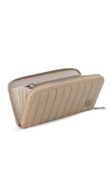 Billetera de dama en símil cuero color negro, de diseño acolchado con costuras verticales que forman relieves y cierre perimetral. Incluye monograma en la esquina inferior y viene con caja de presentación estampada.