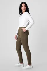 Pantalón babucha verde oliva con cintura elástica y corte slim fit.