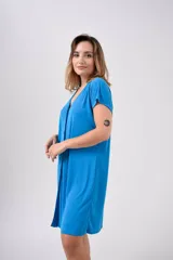 Camisa corta color celeste con botones frontales y cuello en V.