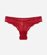 Bombacha bikini de encaje floral color rojo con transparencias y detalles de tachas en la parte delantera.