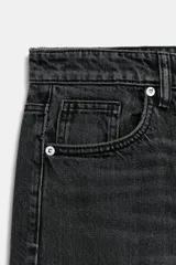 Jeans de tiro medio con corte relajado y diseño de cinco bolsillos. Presenta trabillas en la cintura, cierre frontal con cremallera y botón metálico, con un acabado de lavado desgastado.
