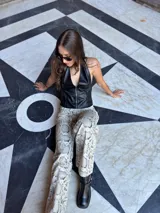 Pantalón de corte recto con estampado de piel de cocodrilo en tonos beige y negro.