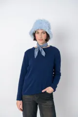 Sweater celeste de tejido de punto liso, con cuello redondo y mangas largas.