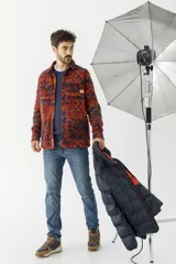 Camisa tipo chaqueta de franela con estampado escocés en tonos naranja, azul y marrón.