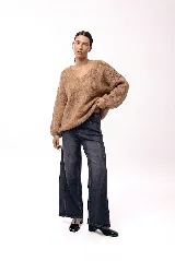 Sweater de punto de textura liviana con escote amplio y mangas largas levemente abullonadas. Presenta un calce relajado y holgado.