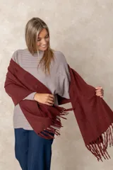 Pashmina de textura suave en color bordó, con diseño rectangular y terminaciones con flecos en los extremos.