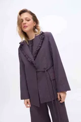 Blazer gris a rayas con solapa de volados, manga larga y lazo ajustable en la cintura.