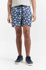 Short de baño estampado con cintura elástica, cordón ajustable, dos bolsillos laterales y uno trasero.
