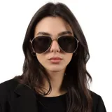 Lentes de sol estilo aviador con marco metálico plateado y cristales oscuros con protección UV400.