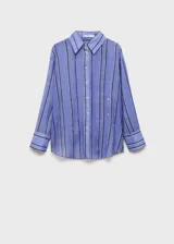 Camisa celeste con rayas verticales blancas y grises, de corte oversize, cuello camisero y mangas largas con puños abotonados.