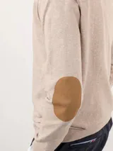 Sweater color beige de punto fino, con cuello en V y logo bordado en el pecho.