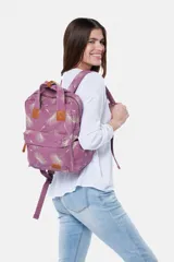 Mochila de lona color lila con estampado de dientes de león en color crudo, con bolsillo frontal y detalles de cuero sintético marrón.