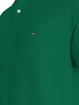 Chomba de corte regular Tommy Hilfiger, confeccionada en tejido de algodón con elastano. Presenta cuello clásico, cartera de dos botones y el logo de la marca bordado en el pecho.
