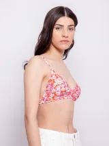 Top de bikini con estampado floral multicolor, corte triangular, breteles finos regulables, gancho en espalda, forro interior y copas desmontables.