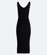 Vestido midi de punto texturizado, corte ajustado al cuerpo, con escote en V y breteles medianos.
