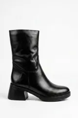 Bota de caña alta marca Tango, confeccionada en cuero color negro, con taco cuadrado y suela tratada.