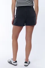 Short de jean negro con tiro alto, corte recto y ruedo desflecado.