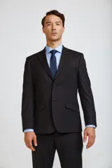 Traje de dos piezas compuesto por saco de corte clásico con solapas y pantalón de vestir a juego. Confeccionado en tejido de poliviscosa, presenta un diseño elegante y estructurado ideal para eventos formales o entornos profesionales.