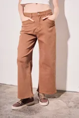 Pantalón de jean color ladrillo, de corte wide leg y tiro medio.
