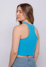 Top negro sin mangas con cruce en el cuello y textura acanalada.