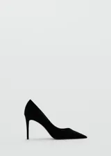 Zapato de tacón alto estilo salón, color negro, con punta fina.