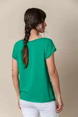 Remera de viscosa y algodón en color negro, con terminaciones de gasa en el cuello, las mangas cortas y el ruedo.