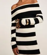 Vestido midi de punto con rayas horizontales blancas y negras, escote bardot y mangas largas.