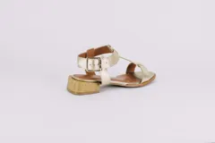 Sandalias plateadas de cuero con tiras finas y suela plana.