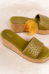Sandalia con plataforma de corcho y capellada tejida de cuero vacuno.