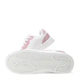 Championes Umbro modelo Milo, color blanco con detalles en rosado. Presentan cordones blancos, suela plana y el logo de Umbro en el lateral.
