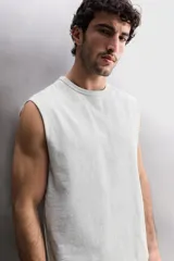 Musculosa de corte relajado confeccionada en tejido compacto de algodón, con cuello redondo y sisas con acabado irregular. Pertenece a la línea Zara Athleticz.