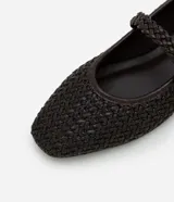 Zapatos chatitas de mujer tipo Mary Jane de la marca Satinato, color marrón oscuro con textura trenzada y tira superior con hebilla metálica dorada.