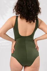 Malla entera color verde militar, con escote en V y aplique metálico. Parte superior con estampado de hojas de palmera en tonos blanco y verde.