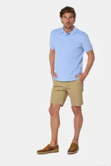 Bermuda color beige con cintura elastizada, bolsillos laterales y traseros.