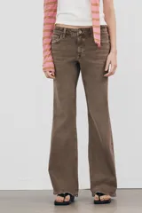 Jeans de tiro bajo con diseño bootcut y acabado flare en el bajo. Cuenta con cinco bolsillos, trabillas para cinturón y cierre frontal con cremallera y botón metálico.