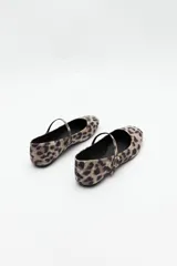 Balerinas con estampado animal print, tira sobre el empeine con hebilla metálica ajustable y suela confortable acolchada.